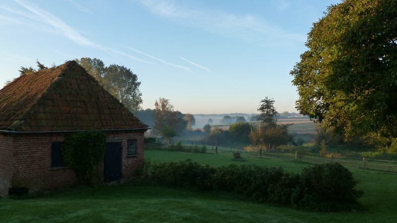 Blick aus dem Garten auf die Felder